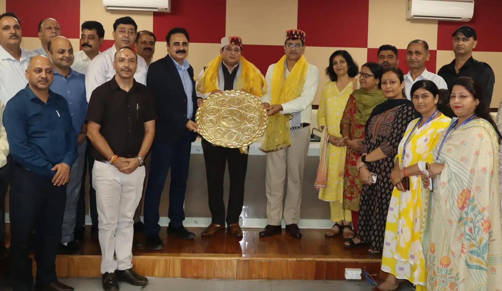 हिमाचल स्कूल शिक्षा बोर्ड के पूर्व सचिव डॉ. विशाल शर्मा के सम्मान में विदाई समारोह आयोजित