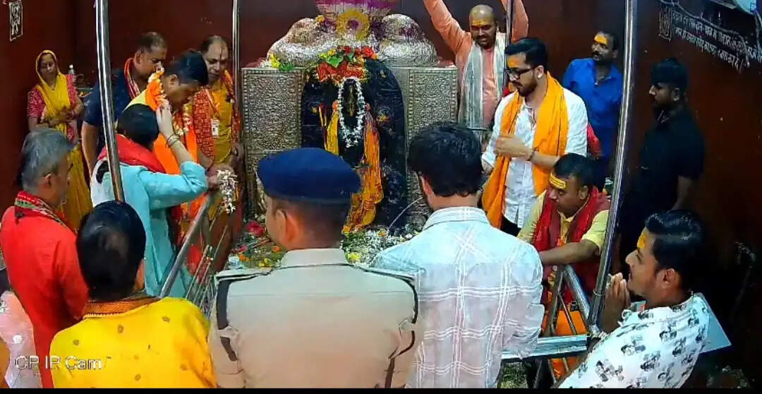 बाबा हरिहरनाथ के दरबार पहुंचे झारखंड के मुख्य सचिव, विधि-विधान से किया अभिषेक