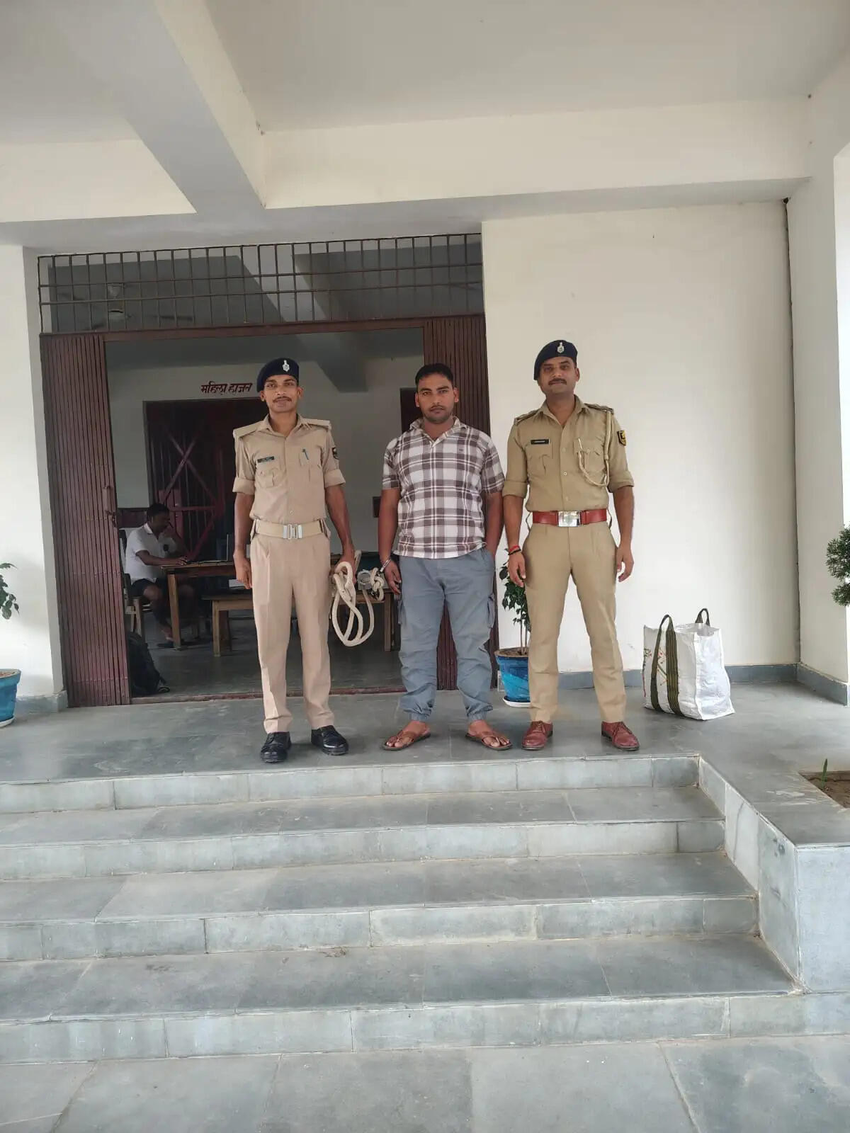 हत्या मामले में फरार चल रहे वांछित अभियुक्त को पुलिस ने किया गिरफ्तार