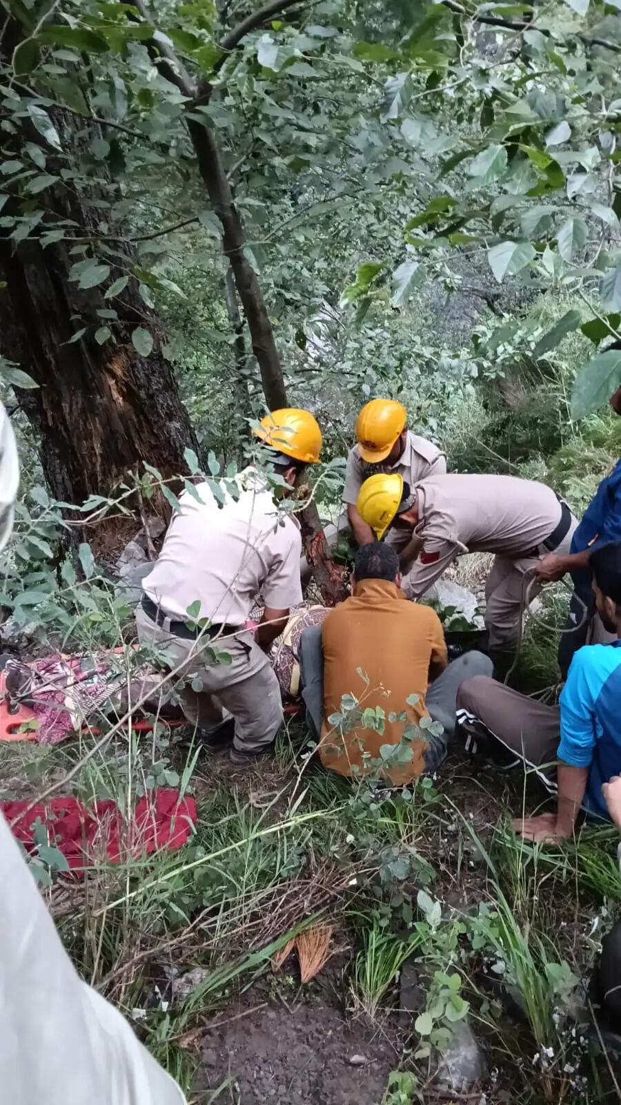 चम्बा के भरमौर में आधी रात को गहरी खाई में गिरी कार, दो युवकों की मौत