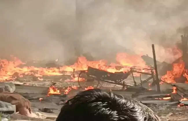 रेवाड़ी में झुग्गी बस्ती में भीषण आग, गैस सिलेंडरों के धमाकों से मचा हड़कंप