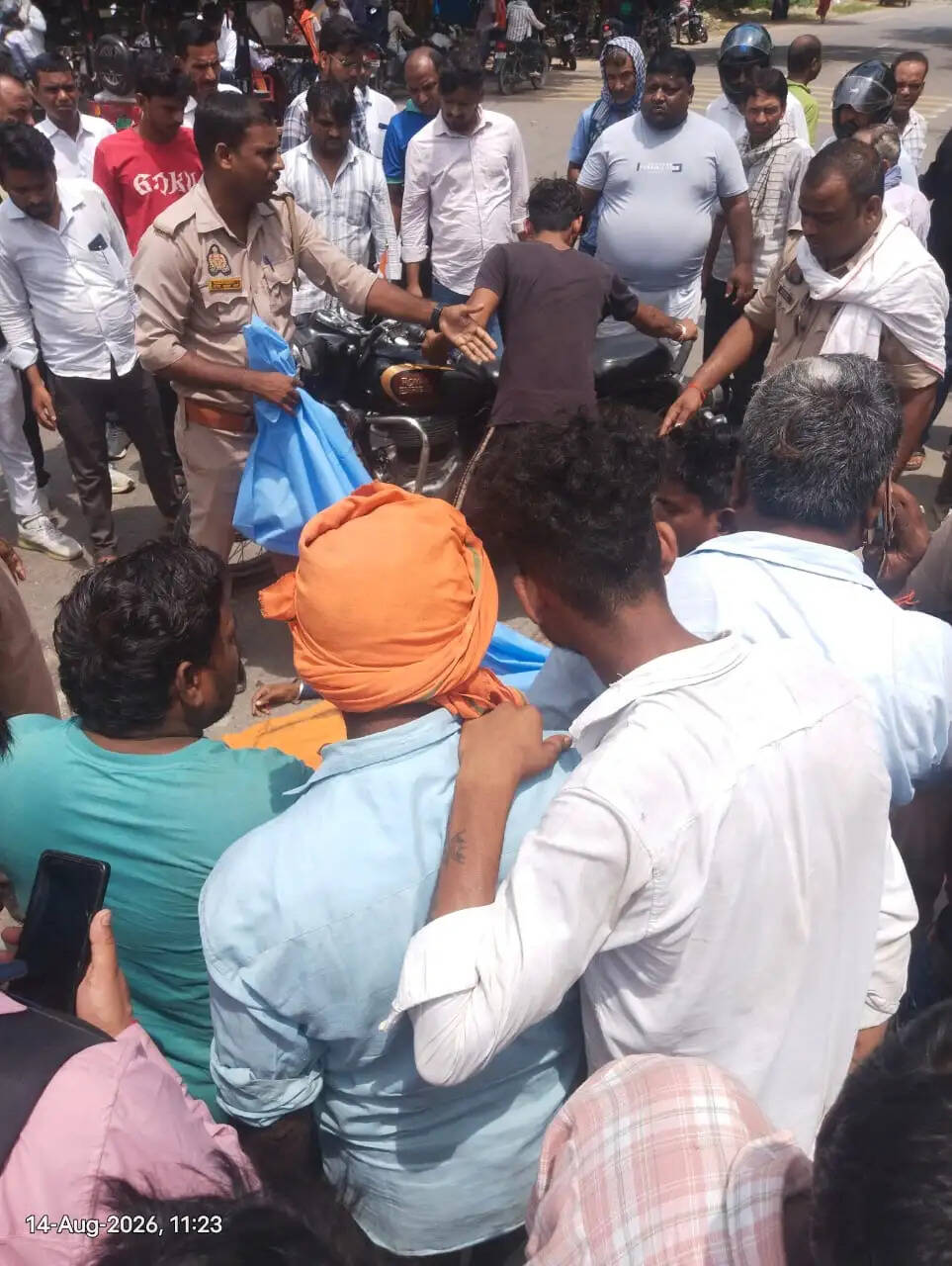 सड़क दुर्घटना में एक युवक की मौत, एक घायल