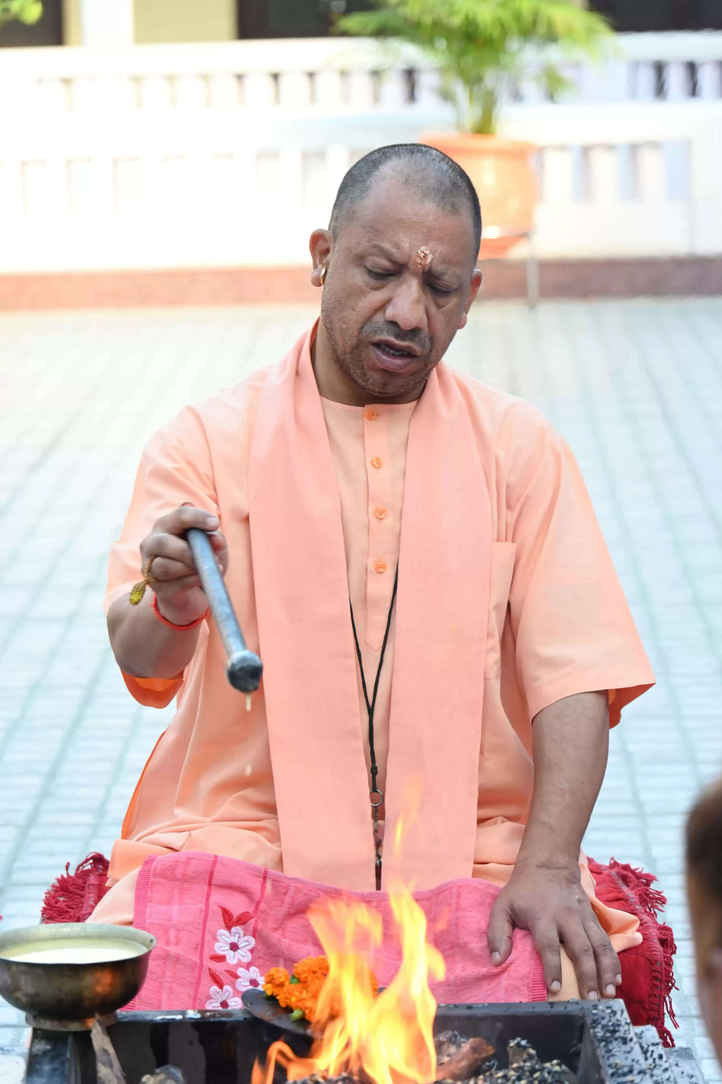 सावन के पहले दिन सीएम योगी ने किया रुद्राभिषेक