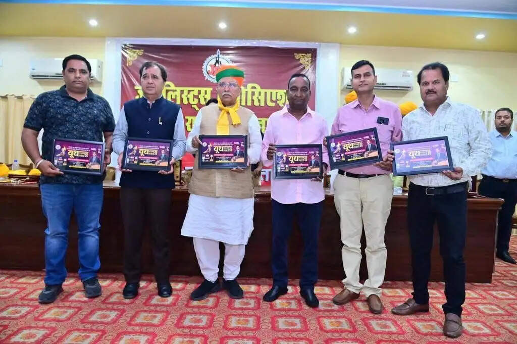 केंद्रीय मंत्री ने किया गूंजेगा बीकाणा के पोस्टर का विमोचन