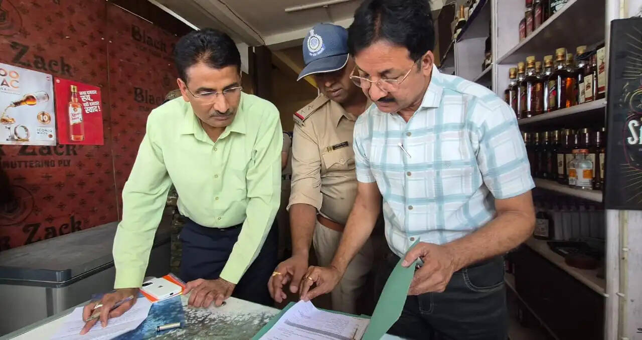 दमोह: जन शिकायतों पर कलेक्टर ने किया निरीक्षण, अनियमितताएं मिलने पर शराब दुकान का लाइसेंस निरस्त