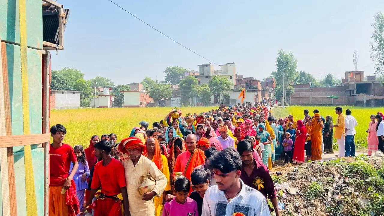 गणेश पूजन और नौ कन्याओं की आराधना के साथ निकली श्री श्री रुद्र महायज्ञ की भव्य कलश शोभायात्रा