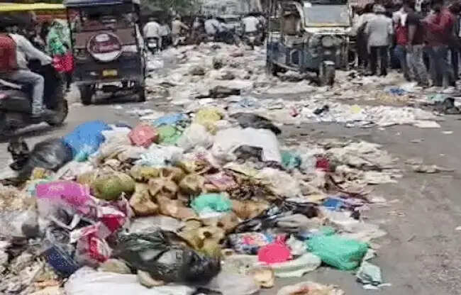 सोनीपत: निगम गेट पर कूड़ा डाल सफाईकर्मियों ने प्रदर्शन किया