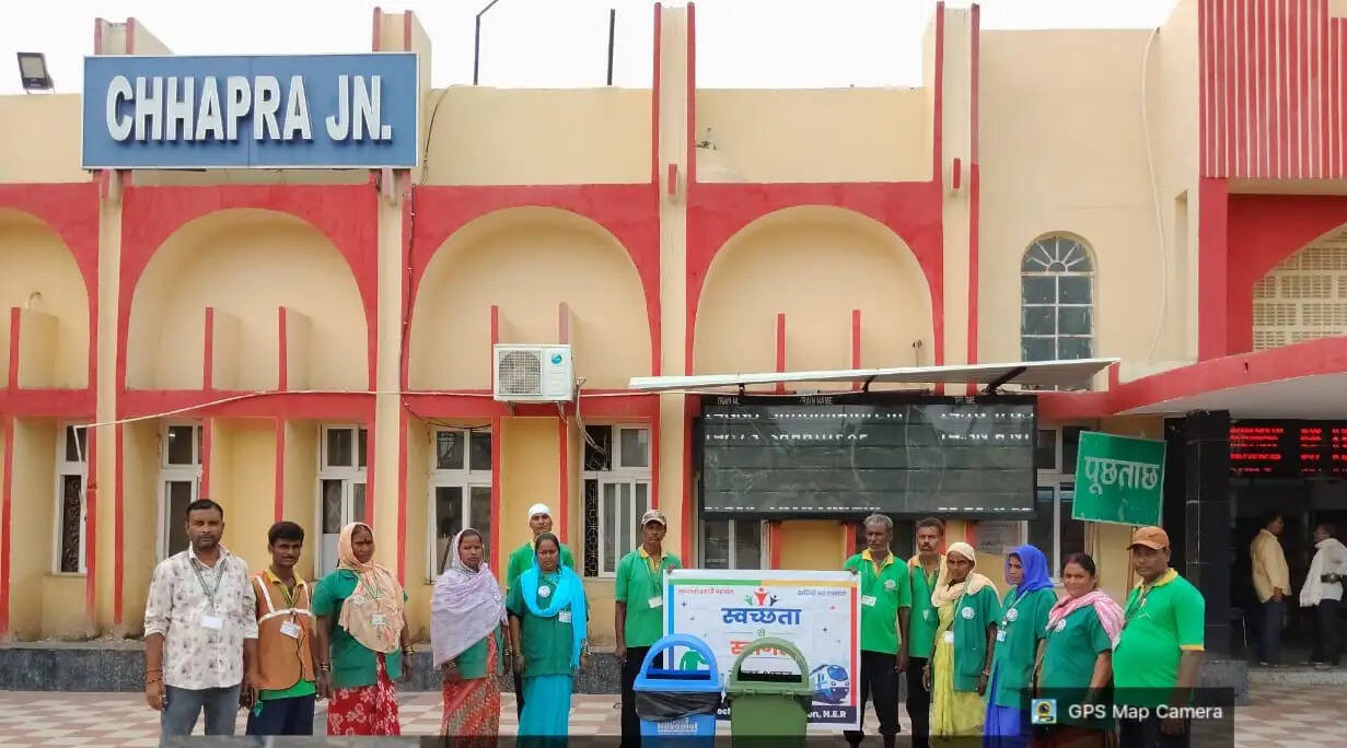 छपरा जंक्शन सहित वाराणसी मंडल में चला विशेष स्वच्छता अभियान, यात्रियों को किया जागरूक