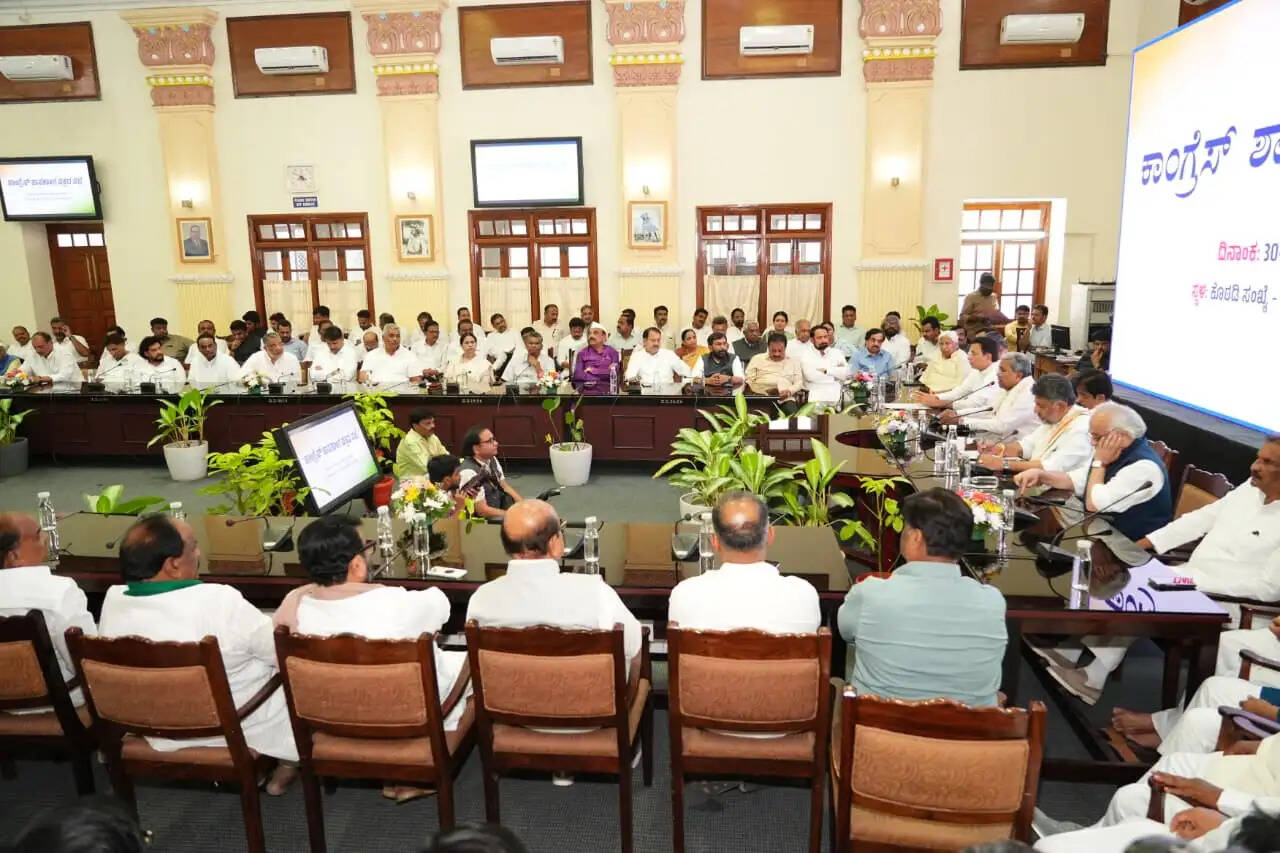 (अपडेट) कांग्रेस विधायक दल के नेता चुने गए डीके शिवकुमार, तीन जून को लेंगे मुख्यमंत्री पद की शपथ