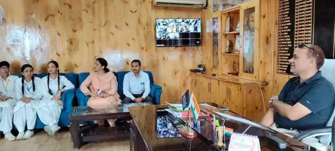 बेटी बचाओ-बेटी पढ़ाओ के तहत किशोरियों का एक्सपोजर विजिट