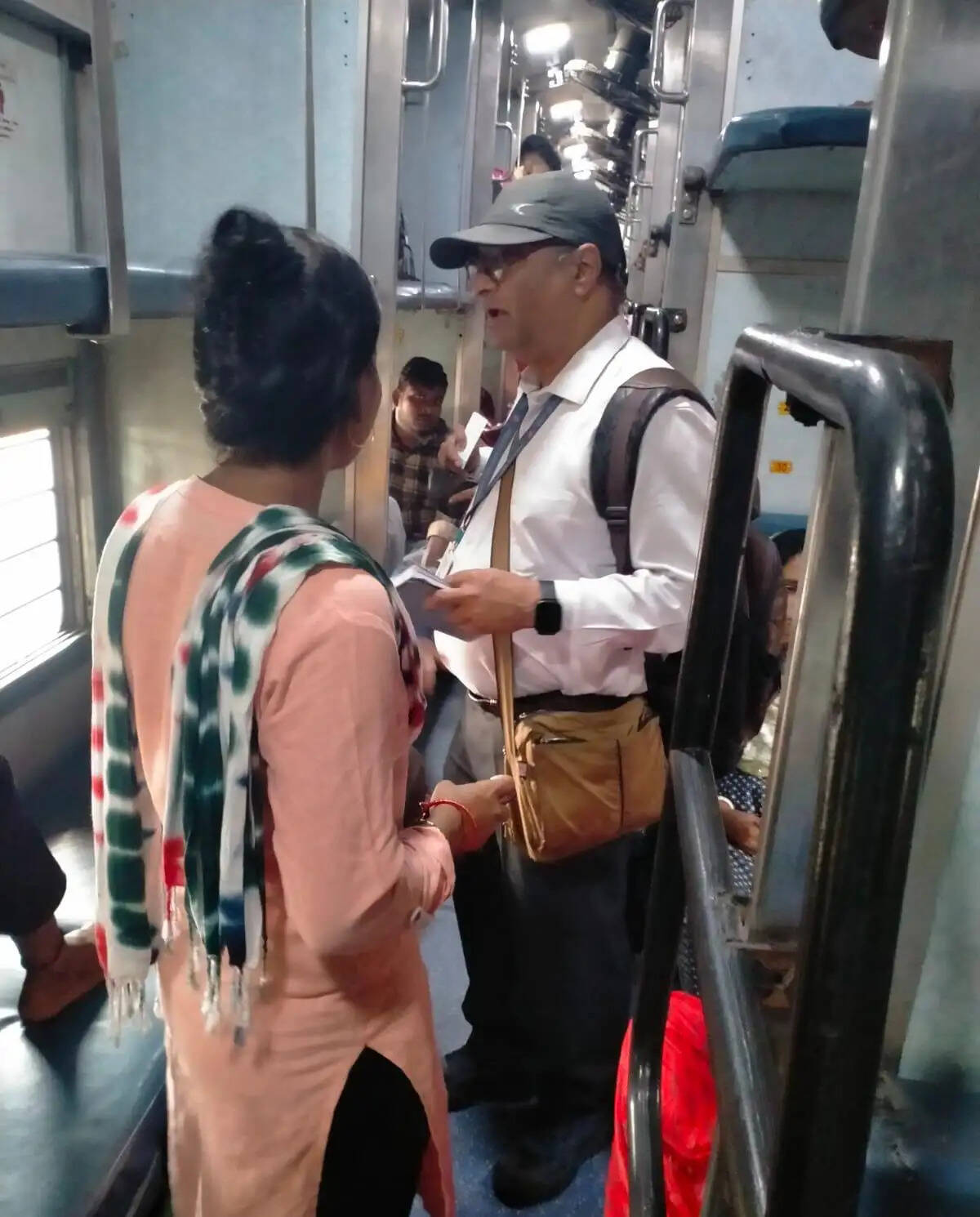 बिना टिकट यात्रियों पर सख्त कार्रवाई, खड़गपुर रेल मंडल ने वसूला करोड़ों जुर्माना