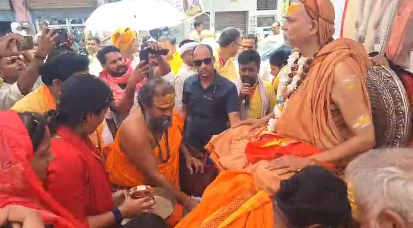 अमेठी पहुंचे शंकराचार्य अविमुक्तेश्वरानंद, गौ रक्षा को लेकर सरकार पर साधा निशाना