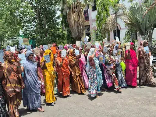 बड़वानी:&nbsp;राशन नहीं मिलने से नाराज 150 से अधिक महिलाओं का प्रदर्शन, कलेक्टर कार्यालय पहुंचकर की शिकायत
