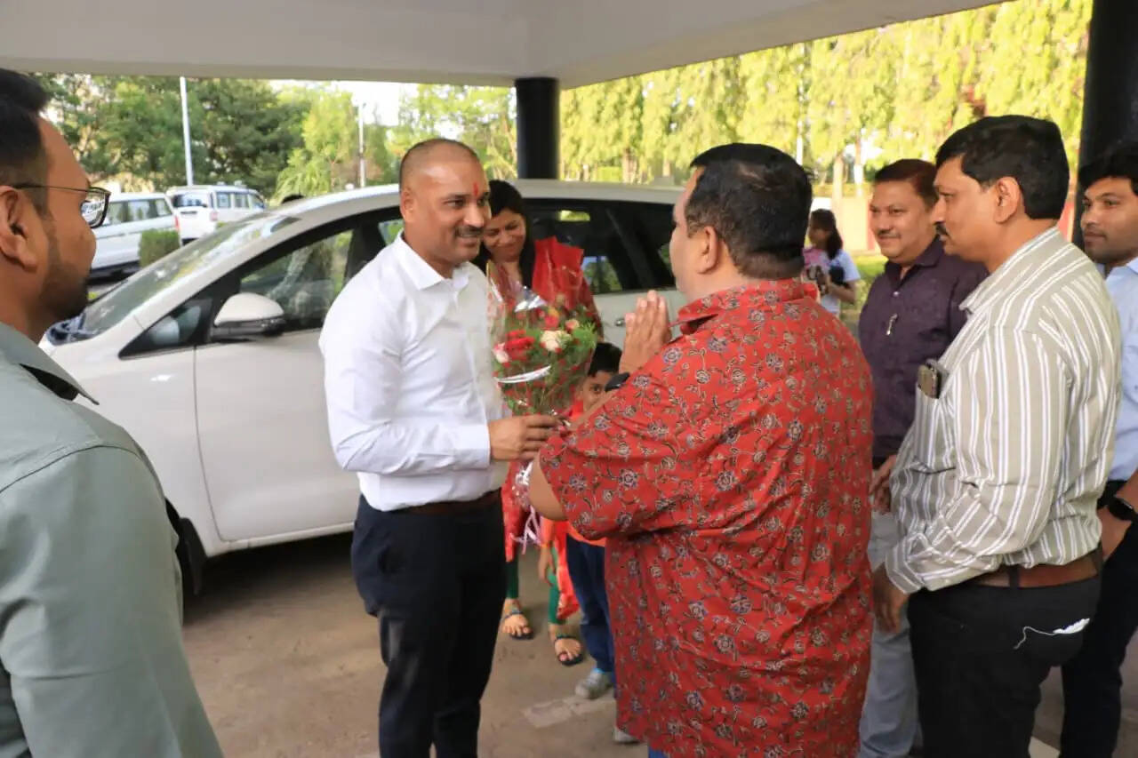 झाबुआ: कलेक्टर कै रूप में पदभार ग्रहण करने के पूर्व डॉ. भरसट ने दक्षिणमुखी कालका मंदिर एवं संकट मोचन हनुमान मंदिर में पूजा अर्चना की