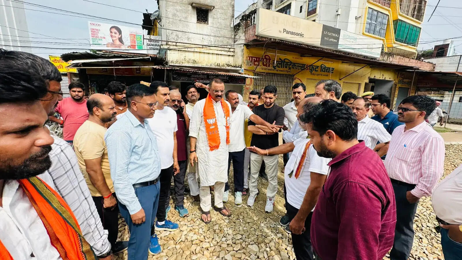 चितईपुर मार्ग जलभराव और गड्ढों से जनता बेहाल, औचक निरीक्षण पर पहुंचे महापौर