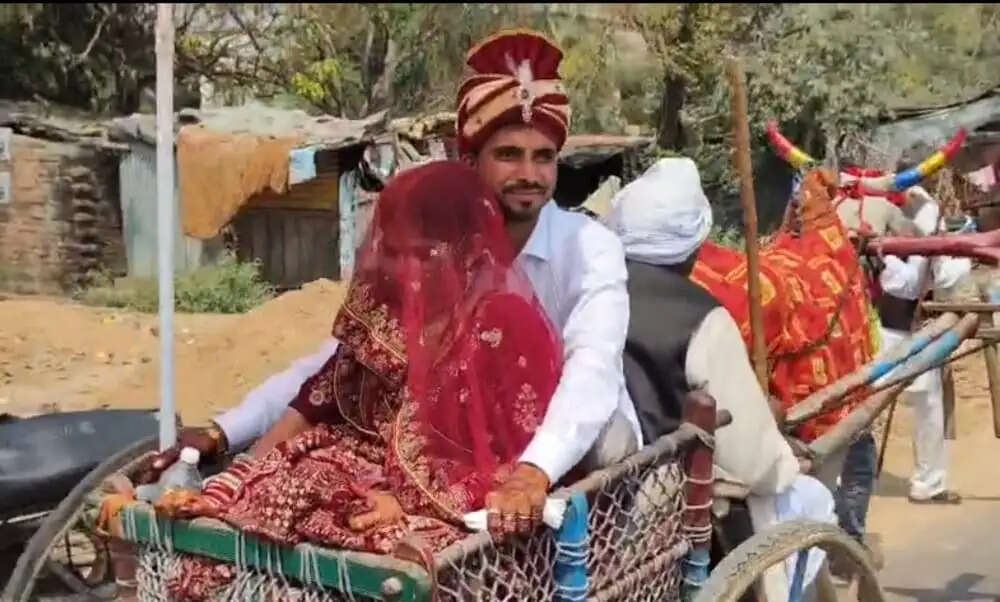 हमीरपुर में बैलगाड़ी से दुल्हन की हुई विदाई