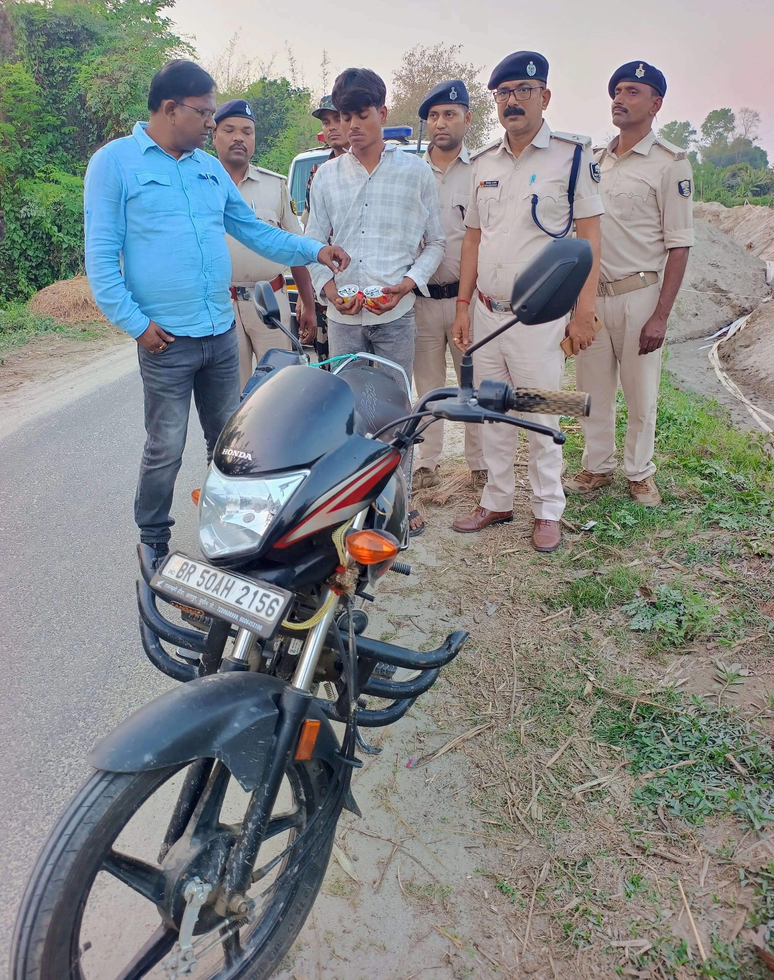 35 .86 ग्राम ब्राउन सुगर के साथ तस्कर गिरफ्तार , बाइक जब्त