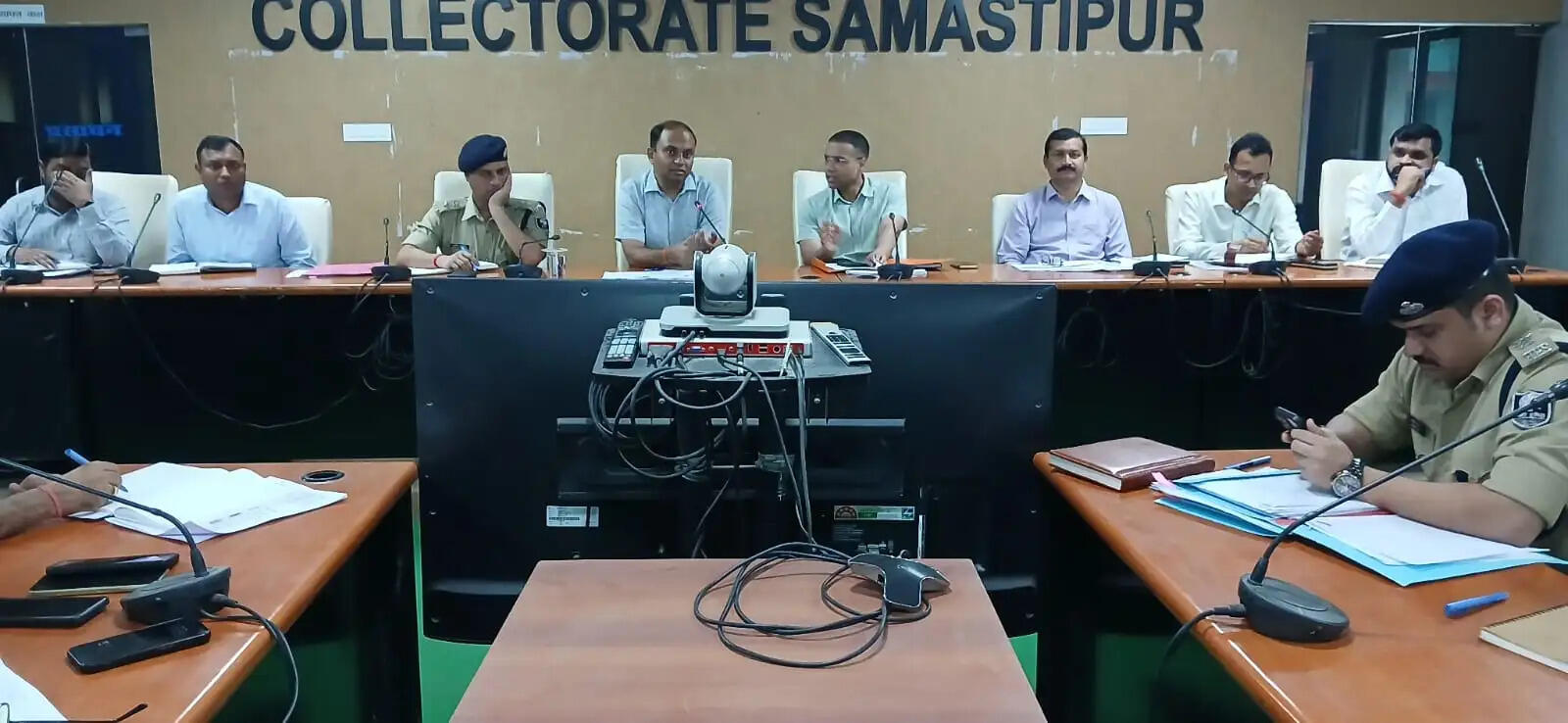 समस्तीपुर में विकास, सुरक्षा, पर्यावरण और जनहित कार्यों को लेकर जिलाधिकारी ने की समीक्षा बैठक