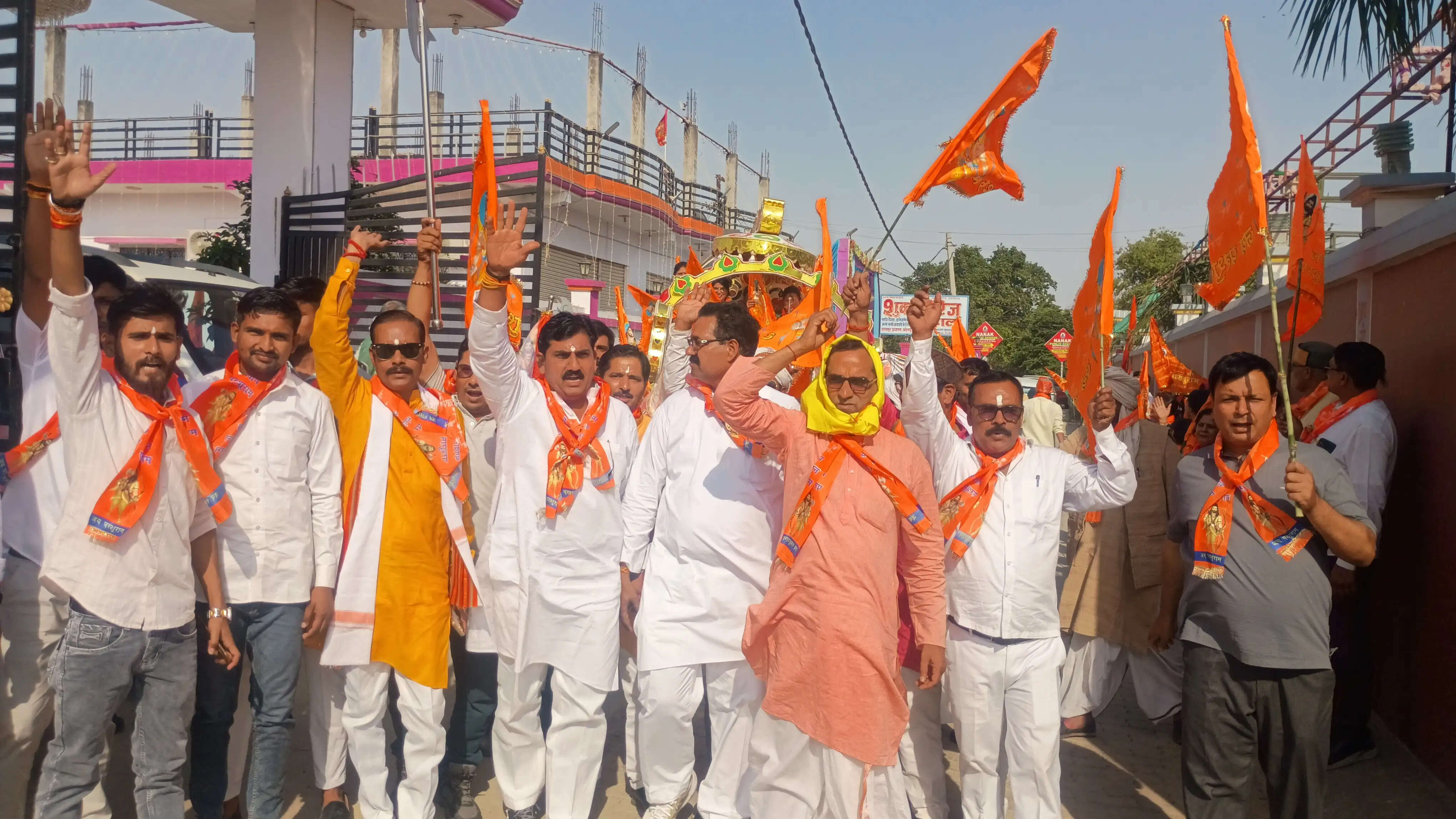 परशुराम जयंती पर जौनपुर में निकली भव्य शोभायात्रा, हजारों श्रद्धालु हुए शामिल