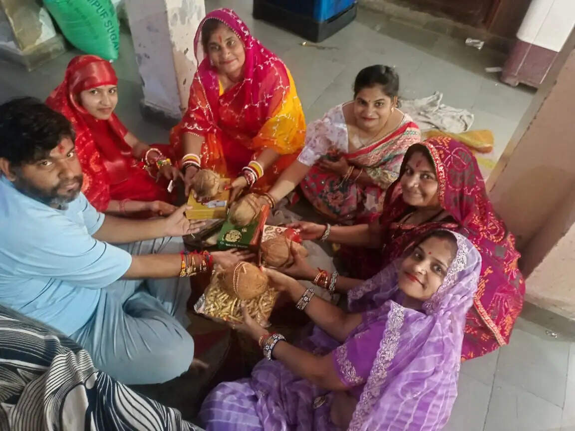 रक्षाबंधन पर सजा प्रेम का धागा: रक्षाबंधन पर बहनों ने बांधा स्नेह का धागा