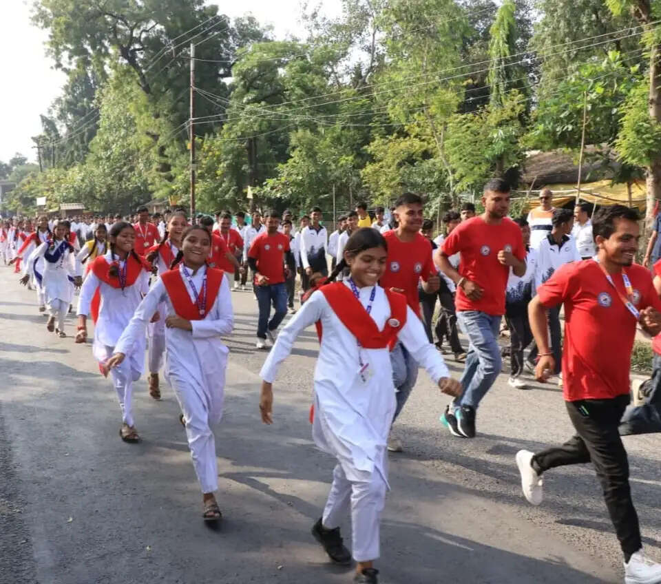 झाबुआ: राष्ट्रीय एकता दिवस पर आयोजित एकता दौड़ में कलेक्टर डॉ. भरसट ने भी लगाई दौड़