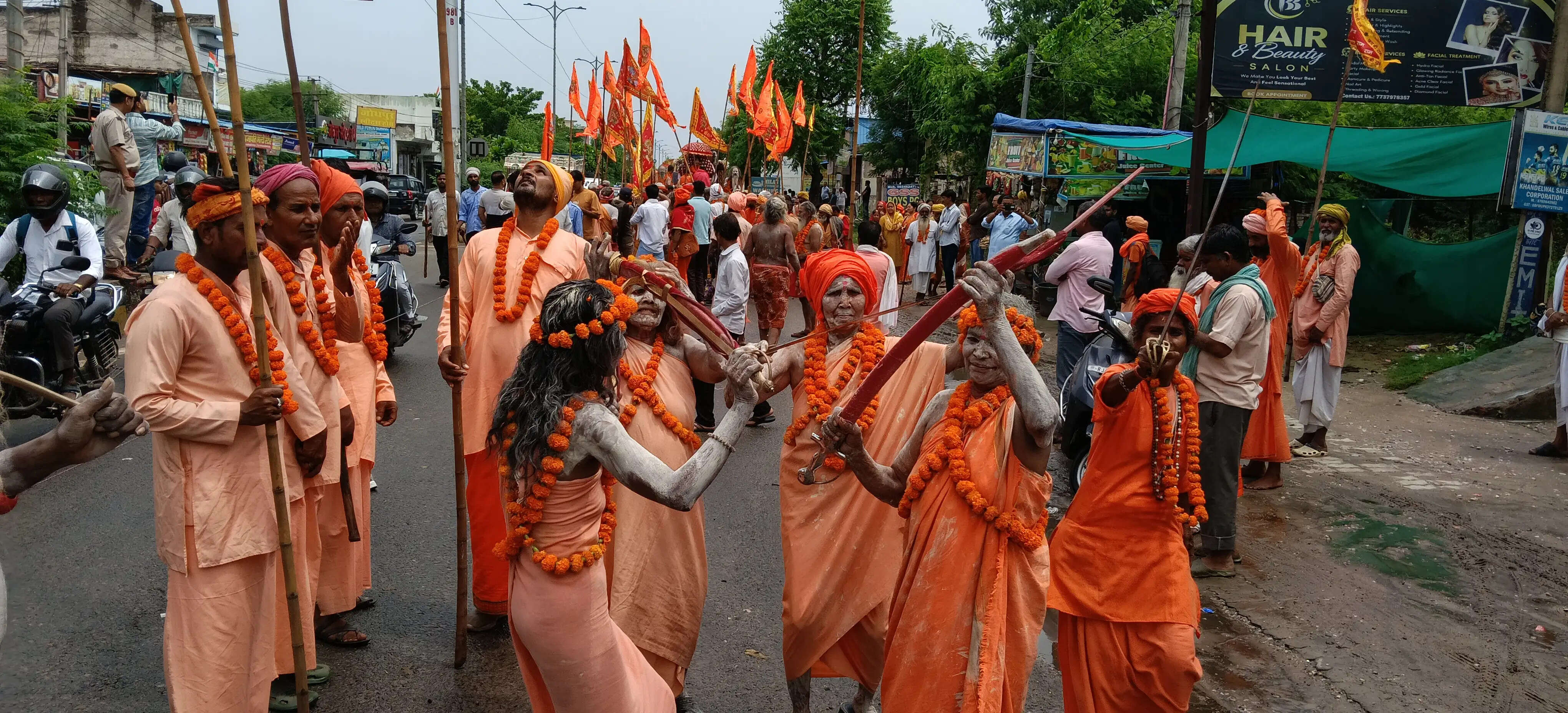 अलवर में संतों की निकली शाही सवारी, नागा साधुओं के करतबों ने खींचा लोगों का ध्यान