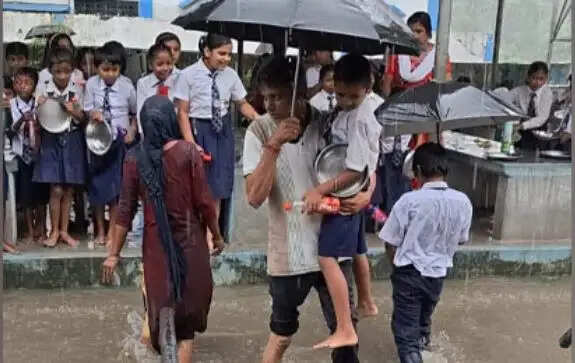 भारी बारिश में स्कूल में घुसा घुटने तक पानी, पढ़ाई बाधित