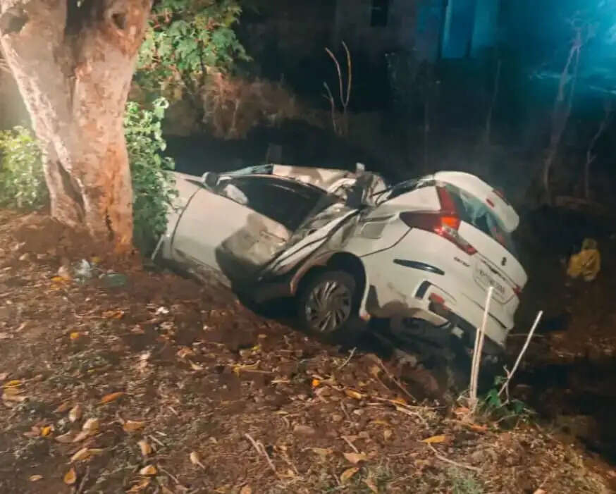 राजगढ़ः बारात में जा रही अर्टिका कार अनियंत्रित होकर पलटी, एक की मौत चार घायल