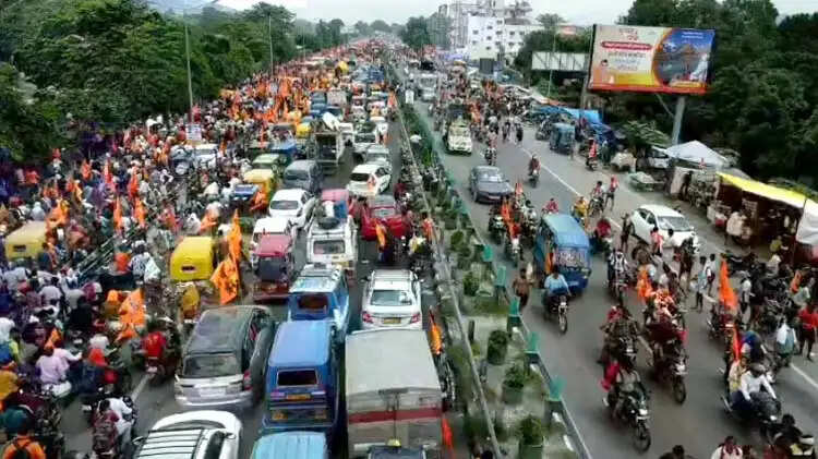 हरकी पौड़ी पर उमड़ा आस्था का सैलाब, डाक कांवड़ियों के हुजूम से गूंजा हरिद्वार