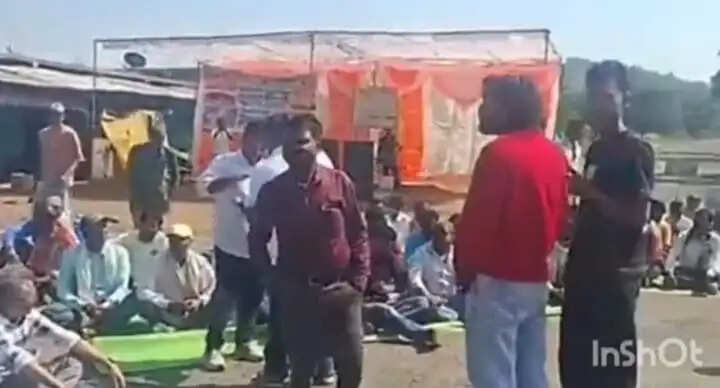 अनूपपुर: सड़क और बिजली की मांग पर ग्रामीणों का चक्काजाम, 5 नवंबर को बैठक पर बनी सहमति के बाद खुला जाम