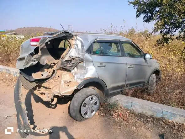 अनूपपुर: खड़ी कार में बैठे जिला पंचायत सदस्य ट्रक की टक्कर से बाल-बाल बचे, मामूली चोट आई