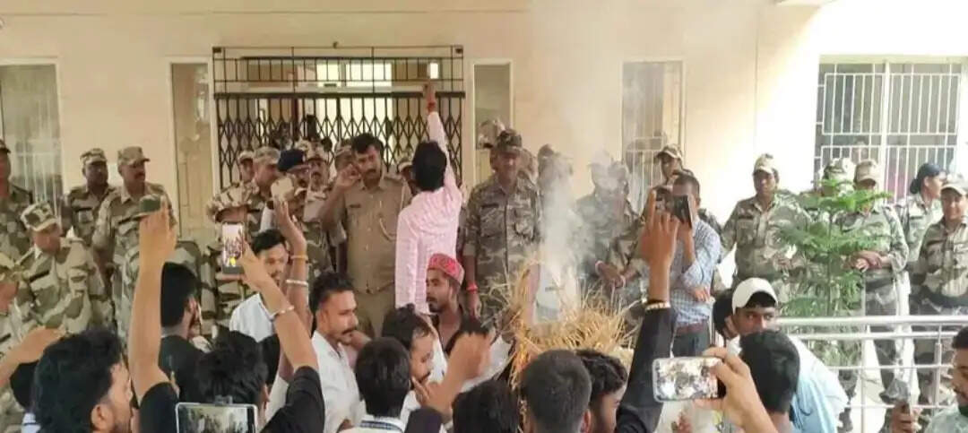 डीएसपीएमयू में सीट कटौती के विरोध में छात्रों का प्रदर्शन