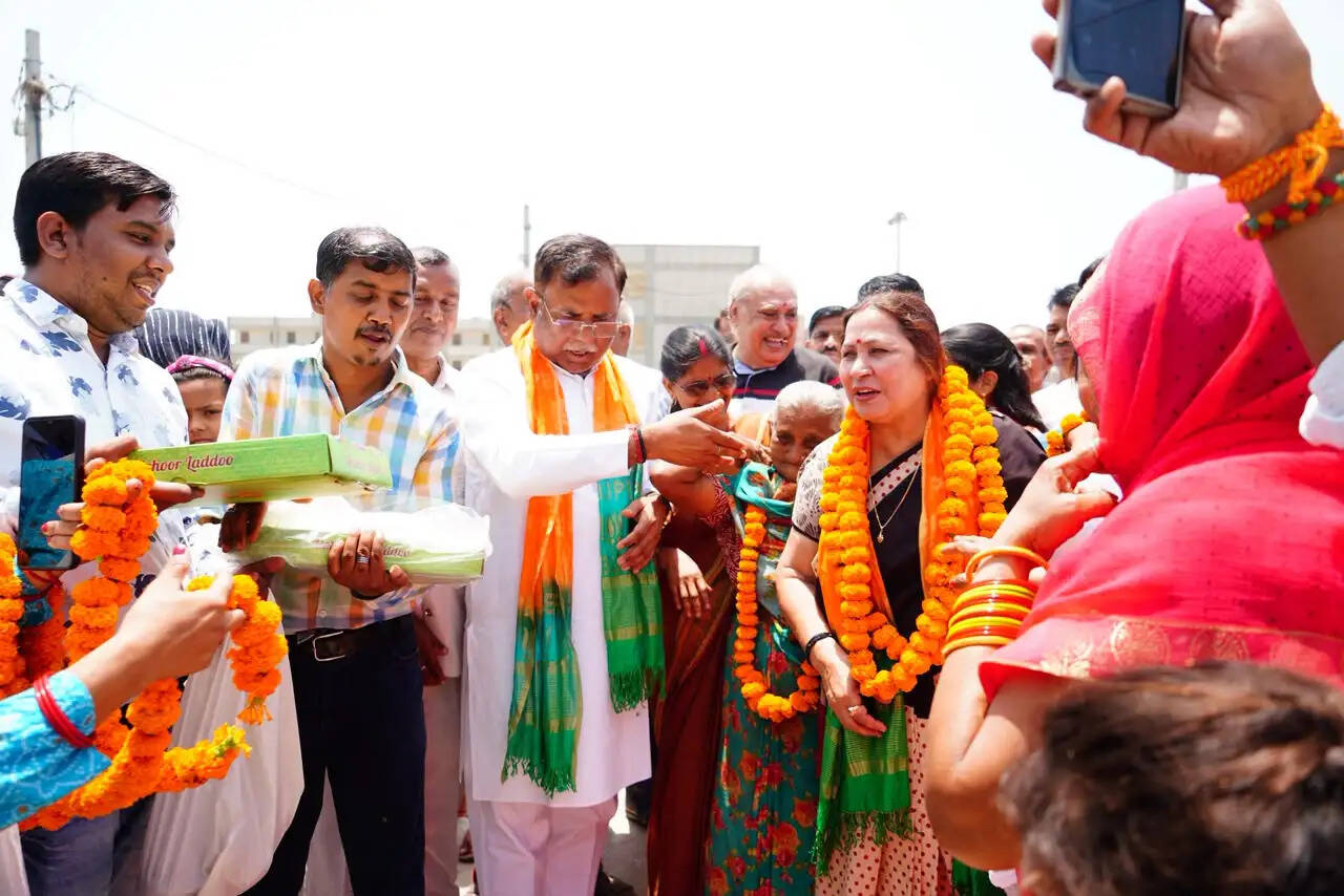 स्थायी समिति अध्यक्ष सत्या शर्मा ने किया मुकुंदपुर वार्ड का दौरा, विकास कार्यों की समीक्षा की