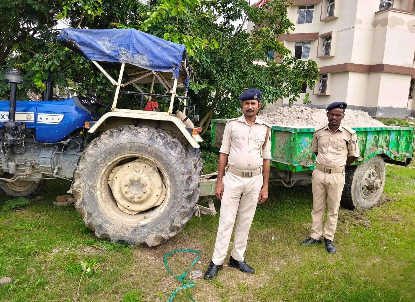 अवैध बालू खनन के खिलाफ पुलिस का अभियान तेज, चार ट्रैक्टर जब्त