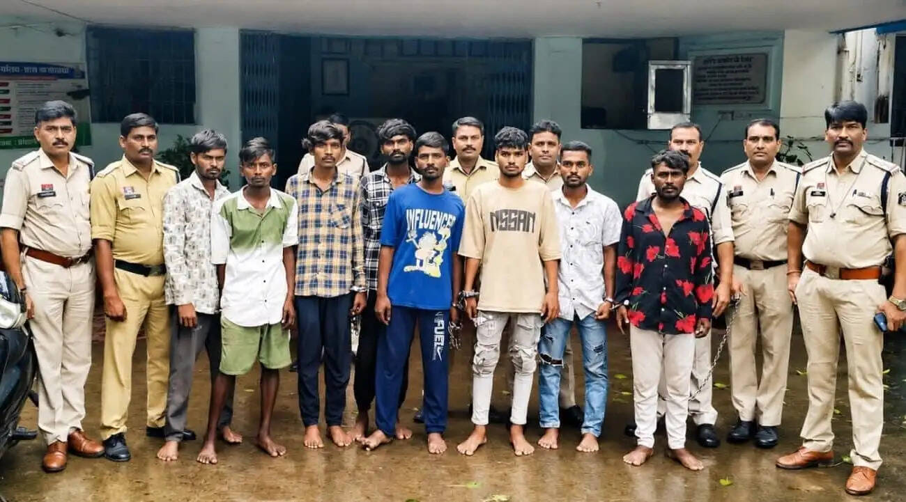 मारपीट कर ग्रामीण से लूट, अंतरजिला गिरोह के आठ आरोपित गिरफ्तार