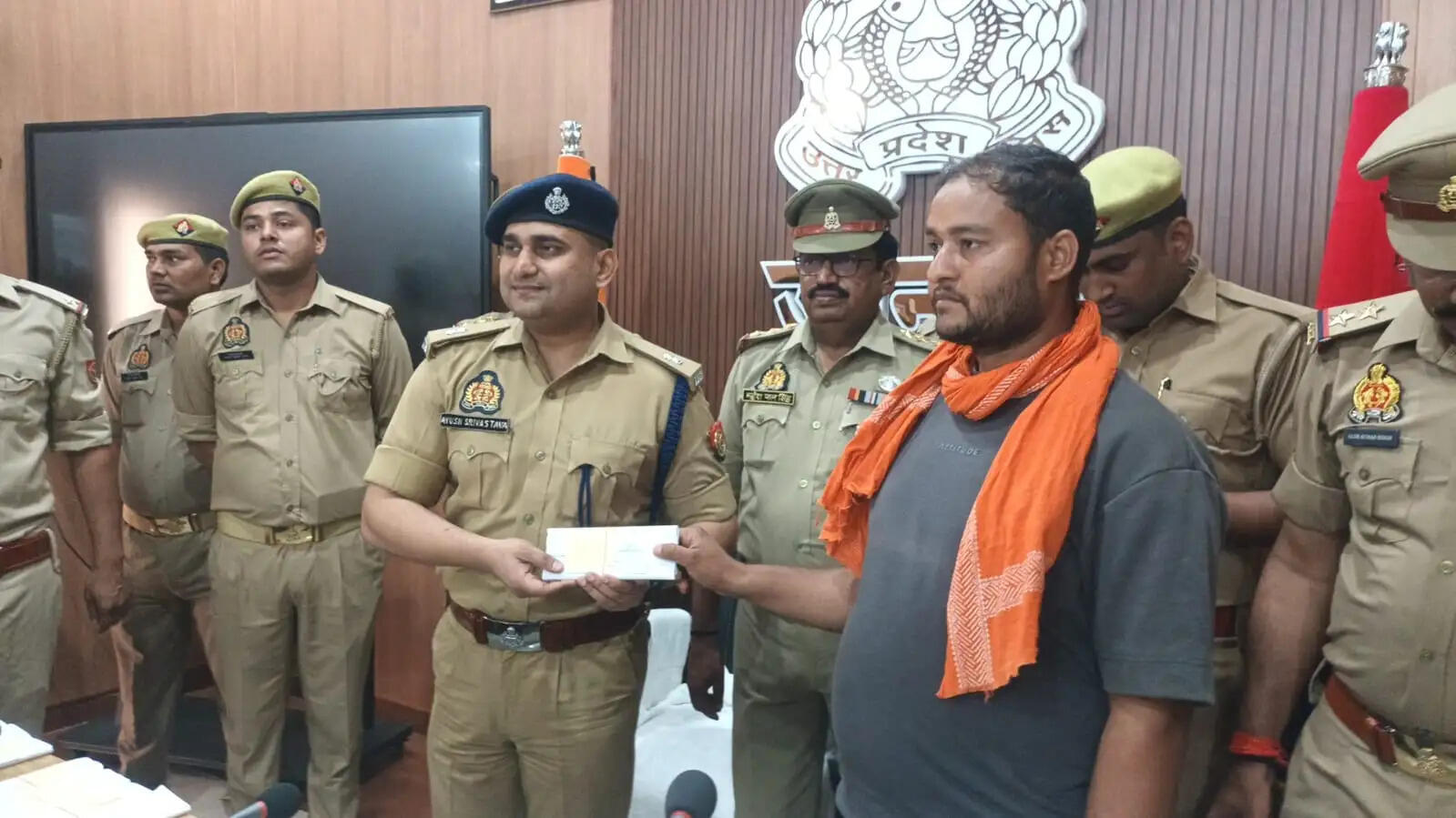 जौनपुर की साइबर पुलिस ने 240 गुमशुदा मोबाइल फोन मालिकों को लौटाए