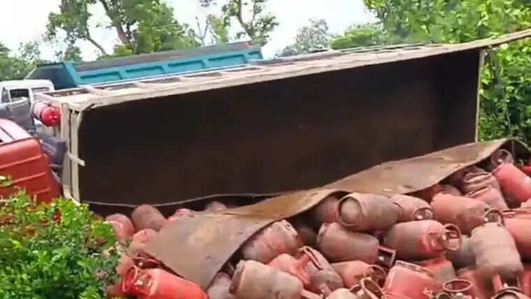 एनएच 31 पर अनियंत्रित होकर पलटा गैस सिलेंडर से भरा हुआ ट्रक, टला बड़ा हादसा