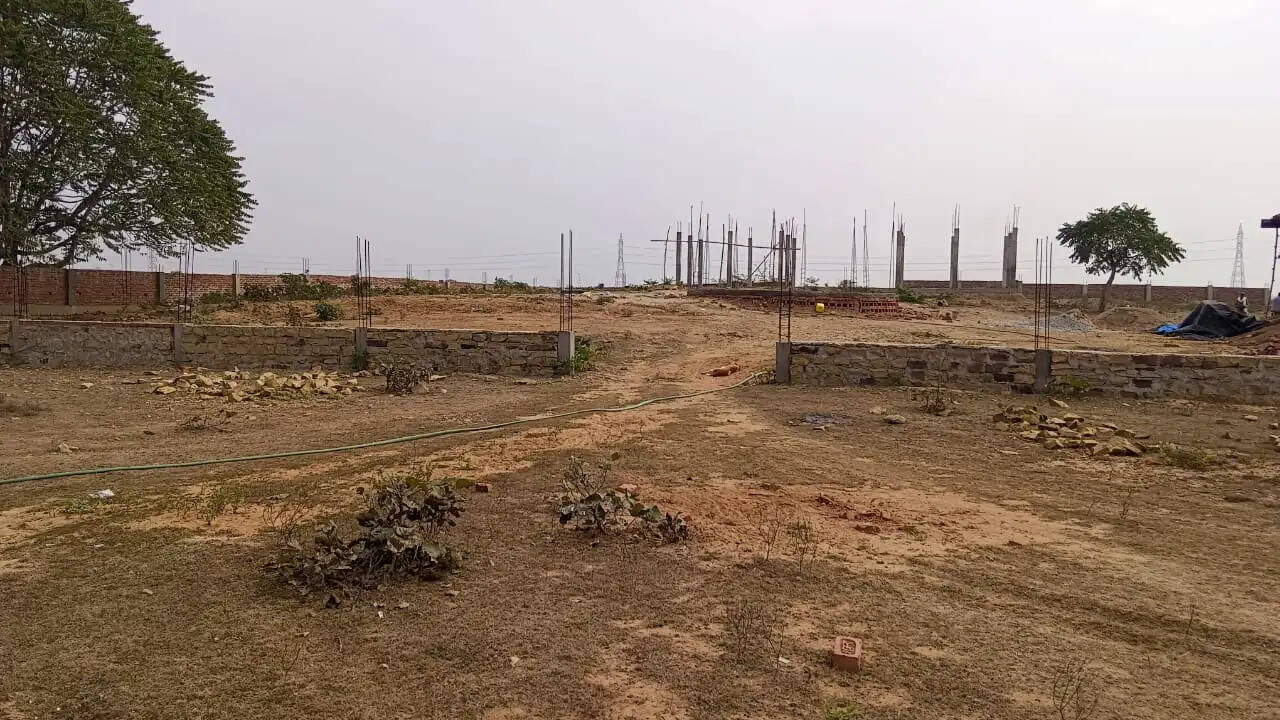 अंत्येष्टि स्थल का काम ठप, भड़के ग्रामीण