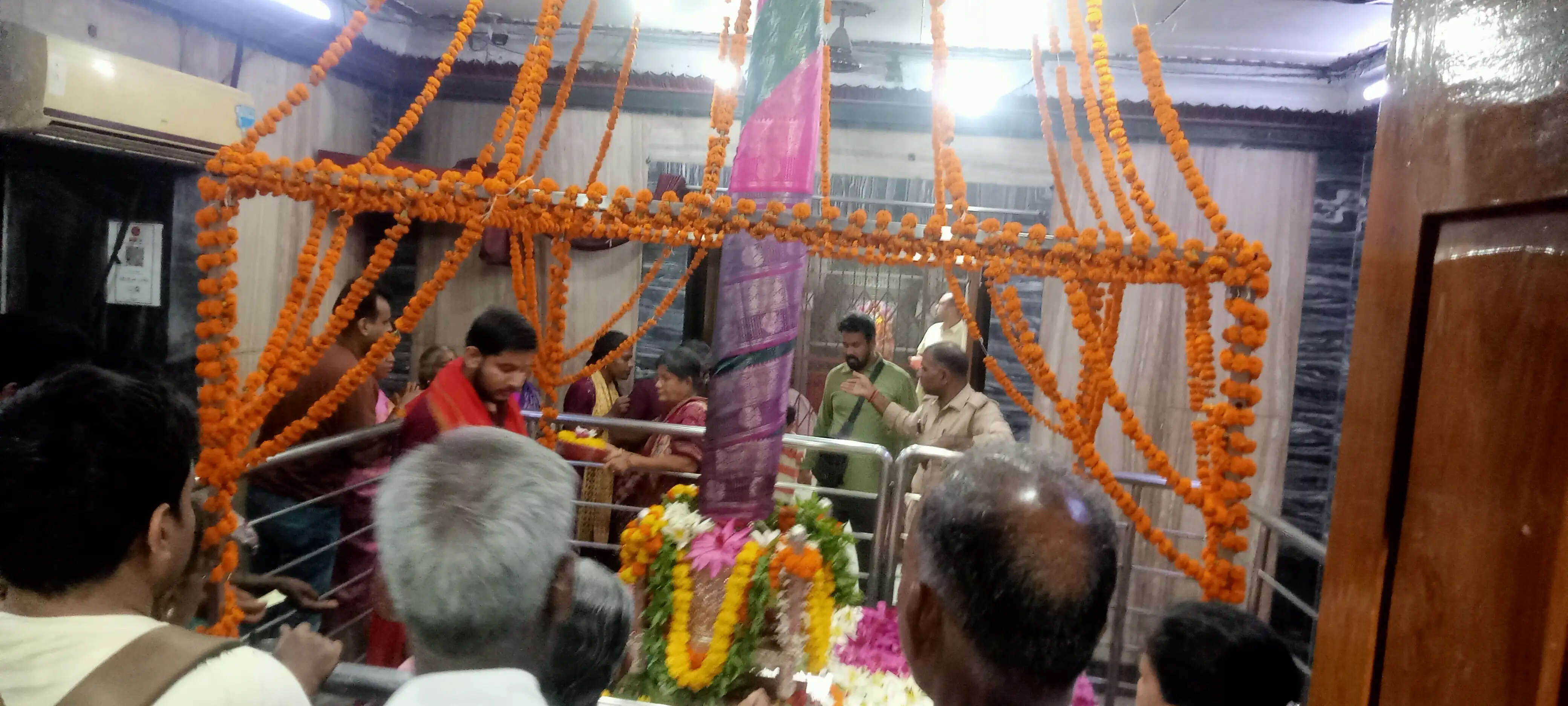 नवरात्र के स्वागत में फूलों से सज रहा मां आलोप शंकरी मंदिर