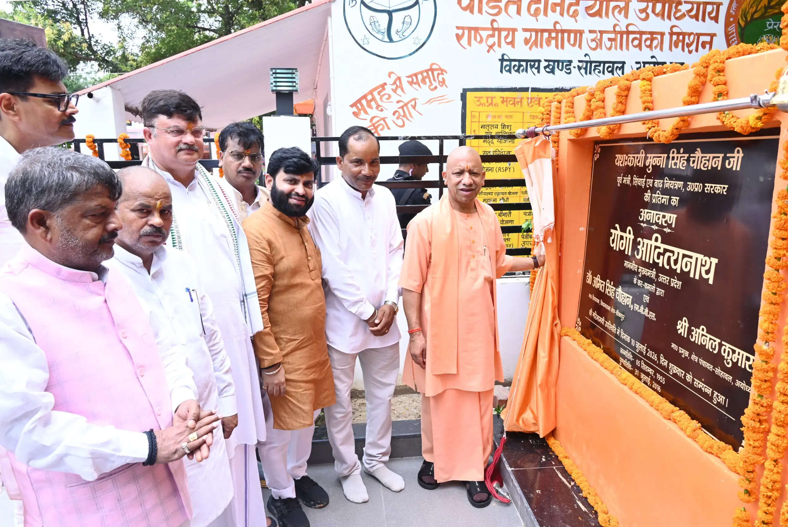 हनुमानगढ़ी की सीढ़ियों पर नमाज पढ़वाने का पाप करने वाले क्या जामा मस्जिद में हनुमान चालीसा करा पाएंगे : मुख्यमंत्री योगी