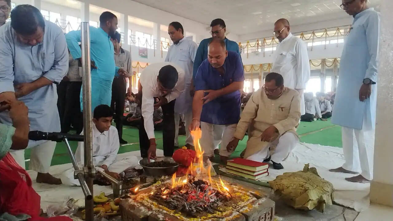 वैदिक मंत्रोच्चारण एवं हवन के साथ सत्रारंभ