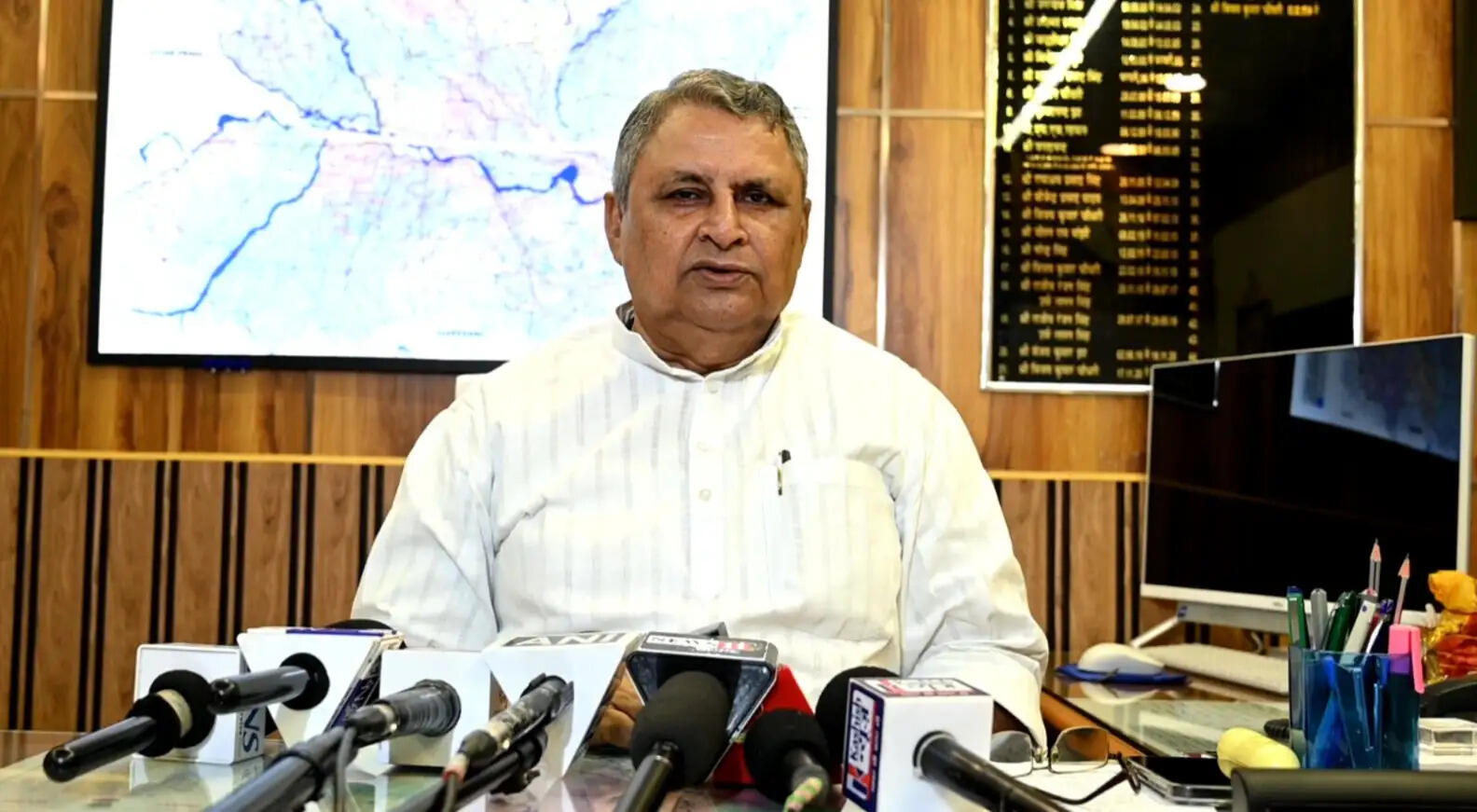 वाल्मीकिनगर बराज पर जलश्राव काे लेकर सभी क्षेत्रीय पदाधिकारी 24 घंटे अलर्ट मोड में है: विजय चाैधरी
