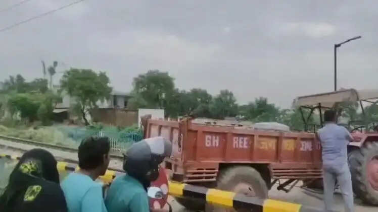 रायबरेली में रेलवे ट्रैक पर फंसा ट्रैक्टर, नौचंडी एक्सप्रेस को इमरजेंसी ब्रेक लगाकर रोका गया