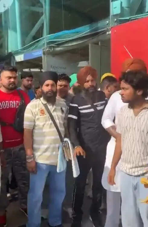 अमृतसर एयरपोर्ट पर स्पाइसजेट की फ्लाइट 18 घंटे लेट, यात्रियों का हंगामा