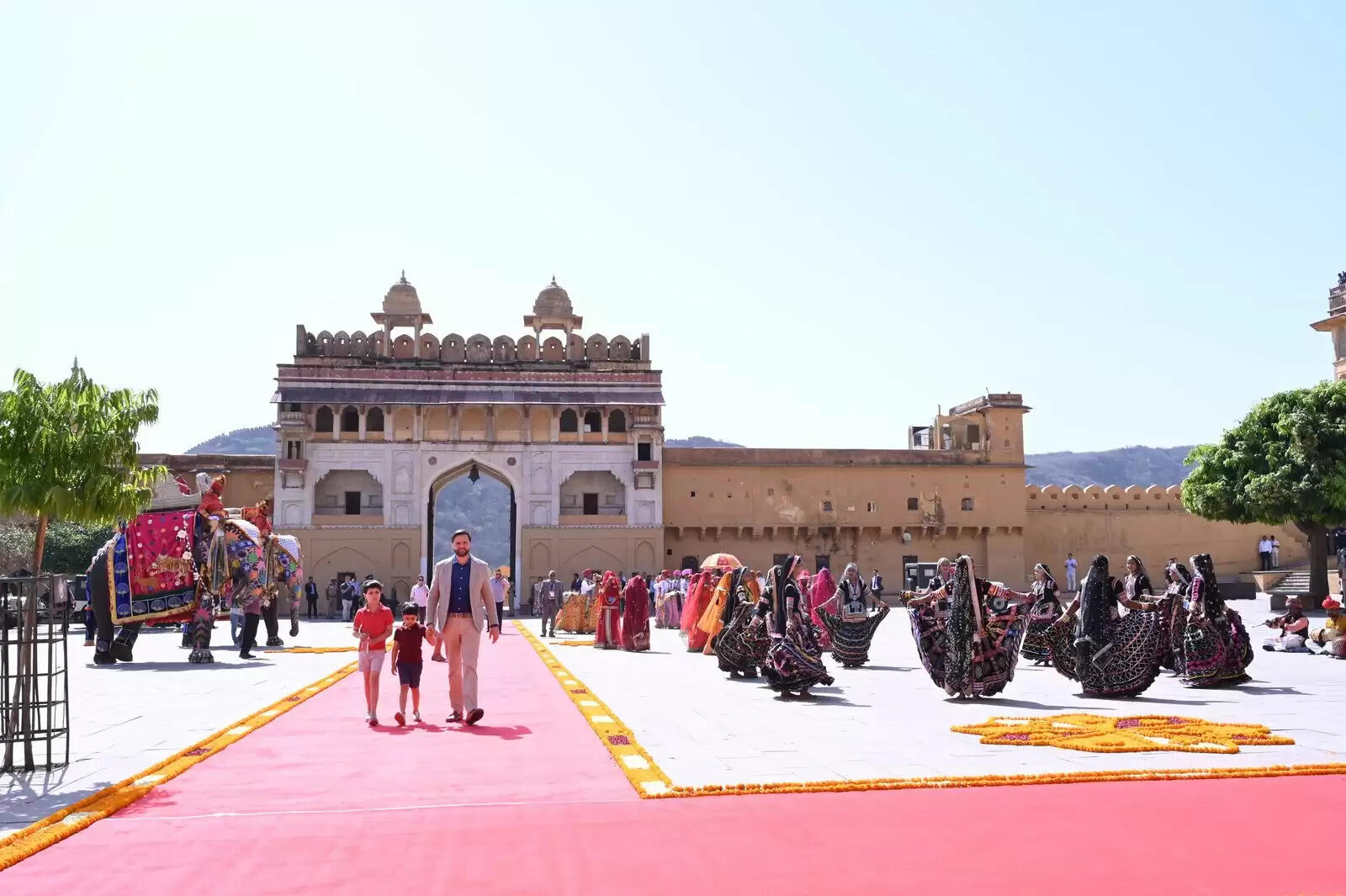 (अपडेट) अमेरिकी उपराष्ट्रपति जेडी वेंस ने&nbsp;परिवार&nbsp;के&nbsp;साथ&nbsp;आमेर किले का किया भ्रमण