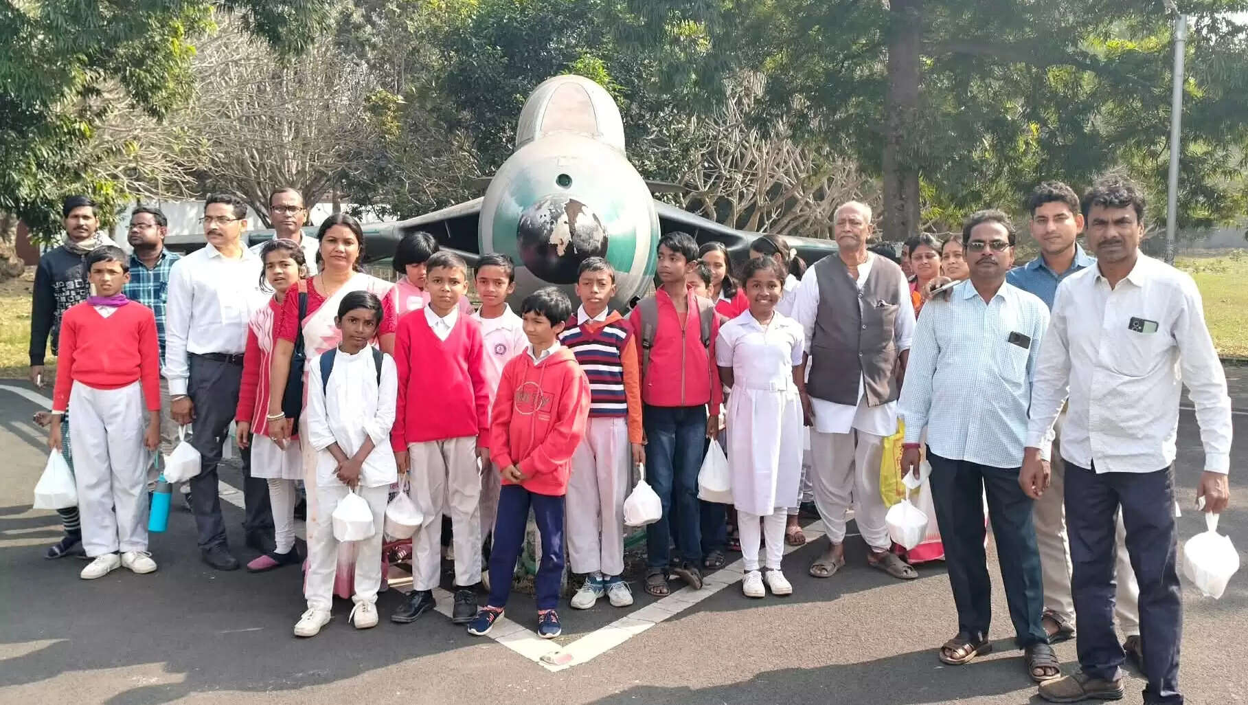 मादपुर सरस्वती शिशु मंदिर के विद्यार्थियों का आईआईटी दौरा