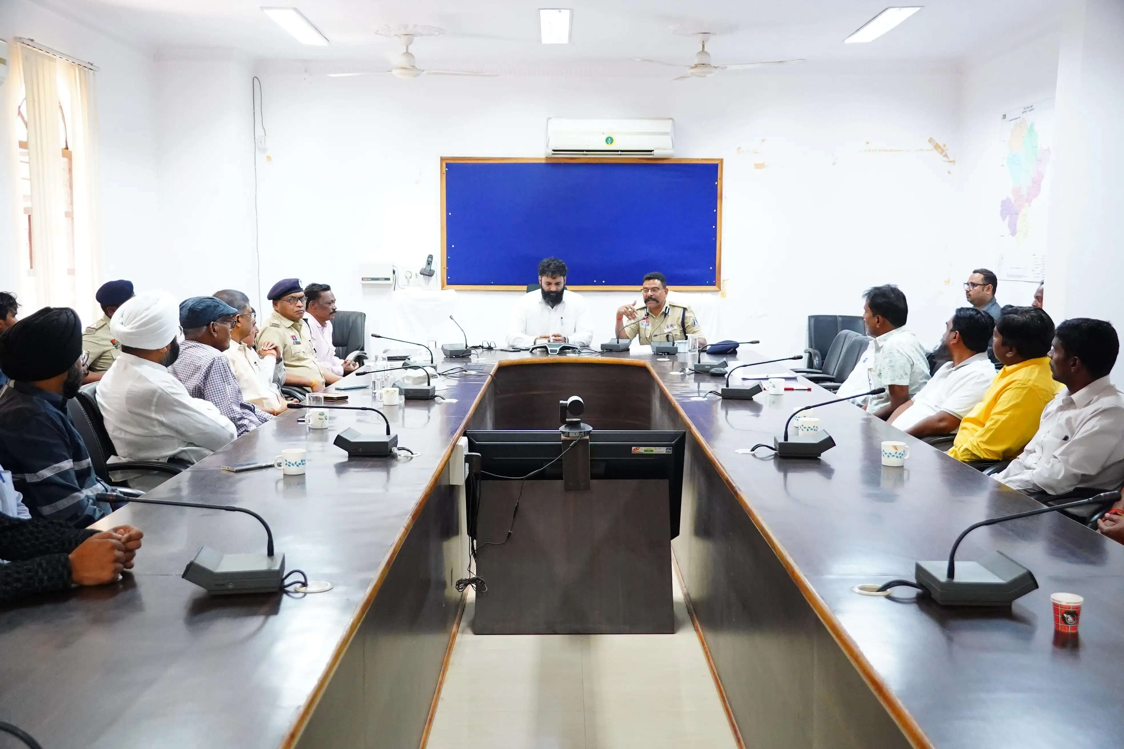 जशपुर : लापरवाही और नियम उल्लंघन पर बस ऑपरेटरों के खिलाफ होगी सख्त कार्रवाई: कलेक्टर रोहित व्यास