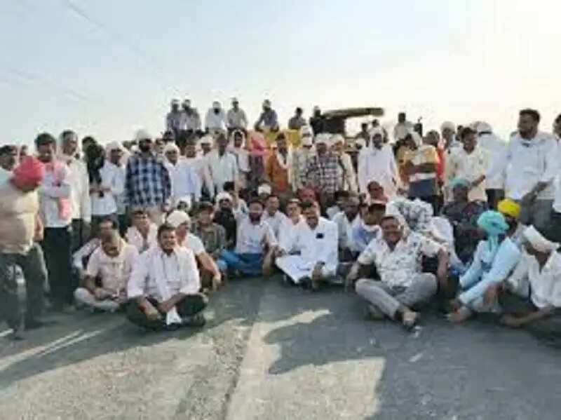 हरदा: गेहूं खरीदी में देरी पर किसानों का स्टेट हाईवे जाम, प्रशासन के आश्वासन के बाद डेढ़ घंटे में समाप्त हुआ प्रदर्शन