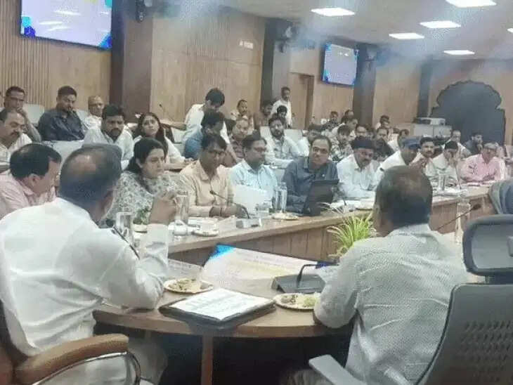 समीक्षा बैठक के दौरान गुल हुई बिजली, ऊर्जा मंत्री बोले- विकास कार्यों में नहीं हो देरी