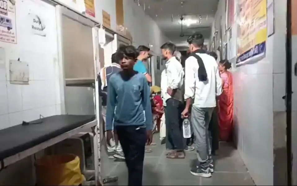 चलती बाइक से गिरकर महिला की दर्दनाक मौत